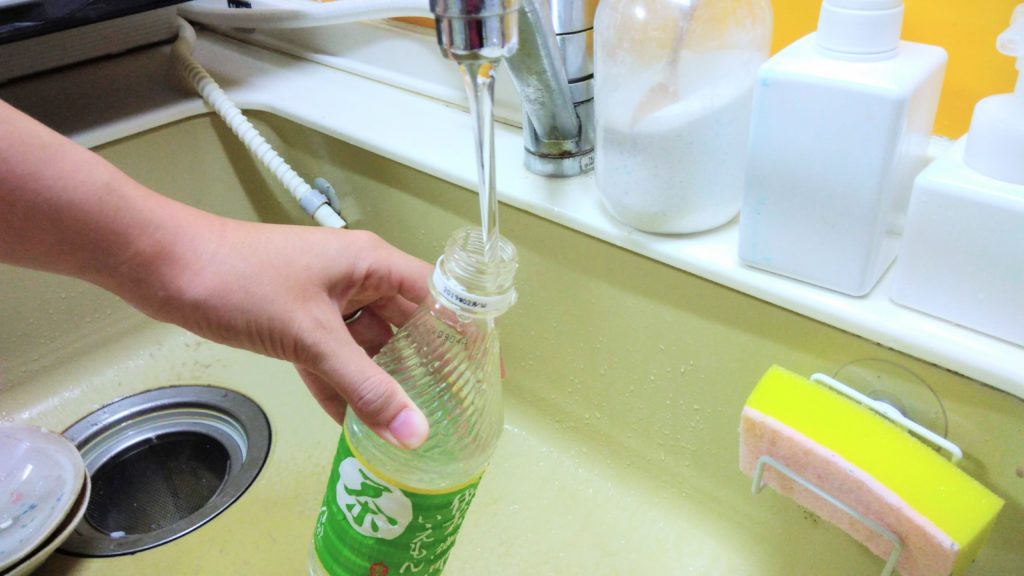 ペットボトルを水で洗う