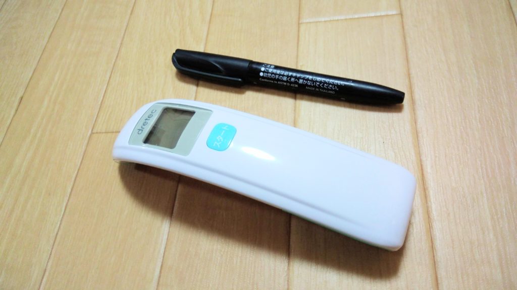 非接触型体温計とマジックペン