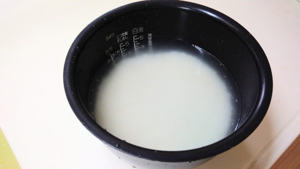 炊飯器の釜に入った水と米