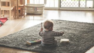 赤ちゃんが遊ぶリビング