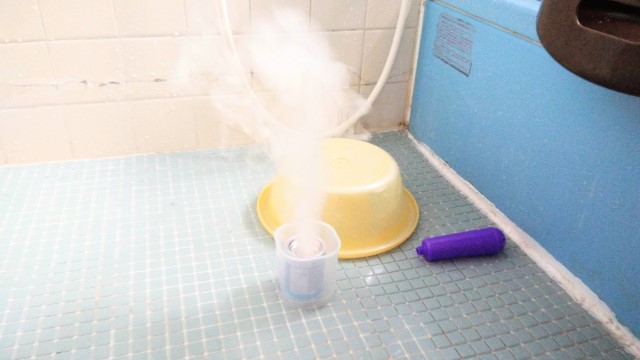 お風呂の中で防カビくん煙剤を使う